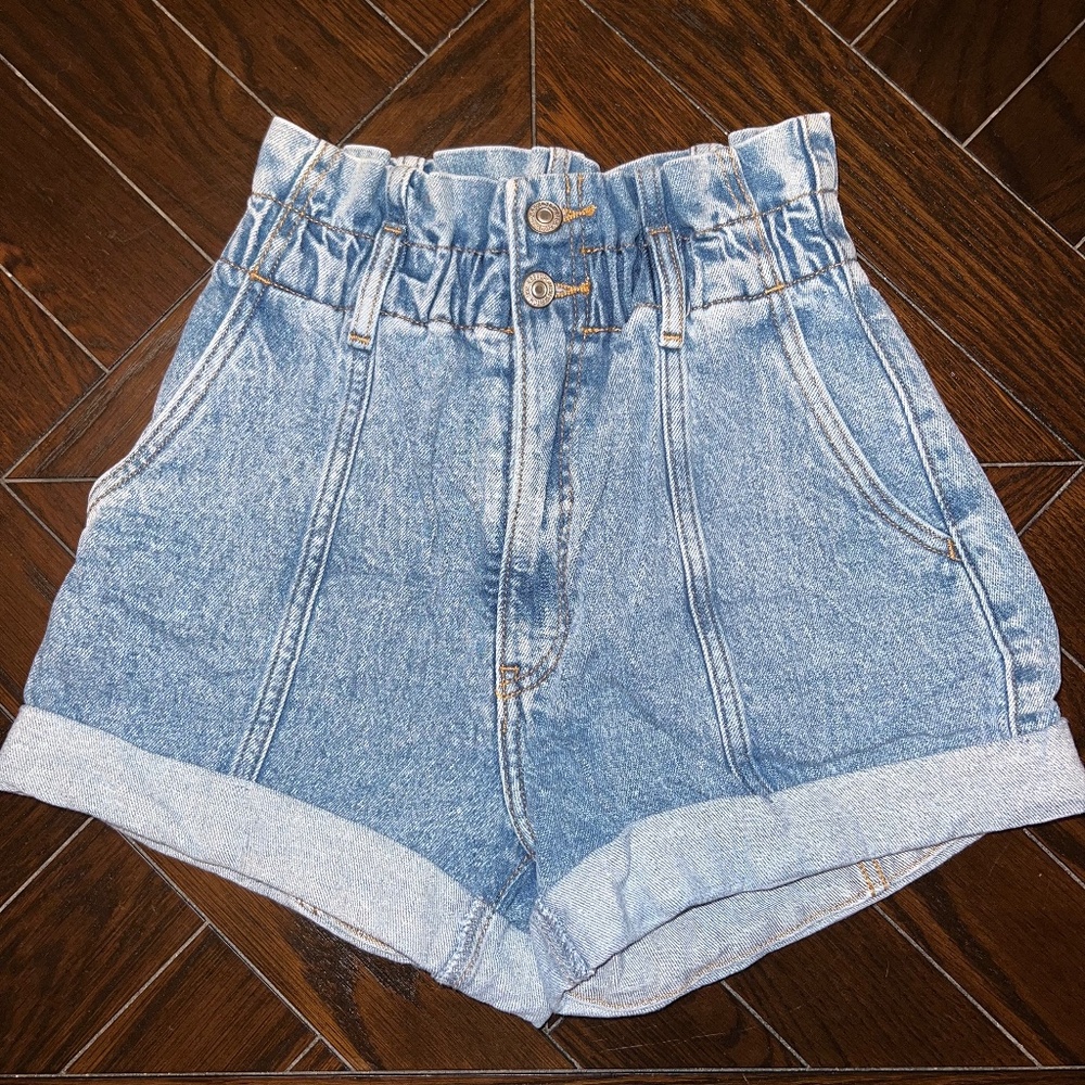 Abercrombie and Fitch 80s Mom Short Ultra High Rise, Paper Bag, Size 26